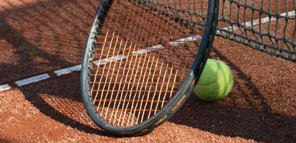 Boys' Tennis Grabs 2 Victories on the Weekend