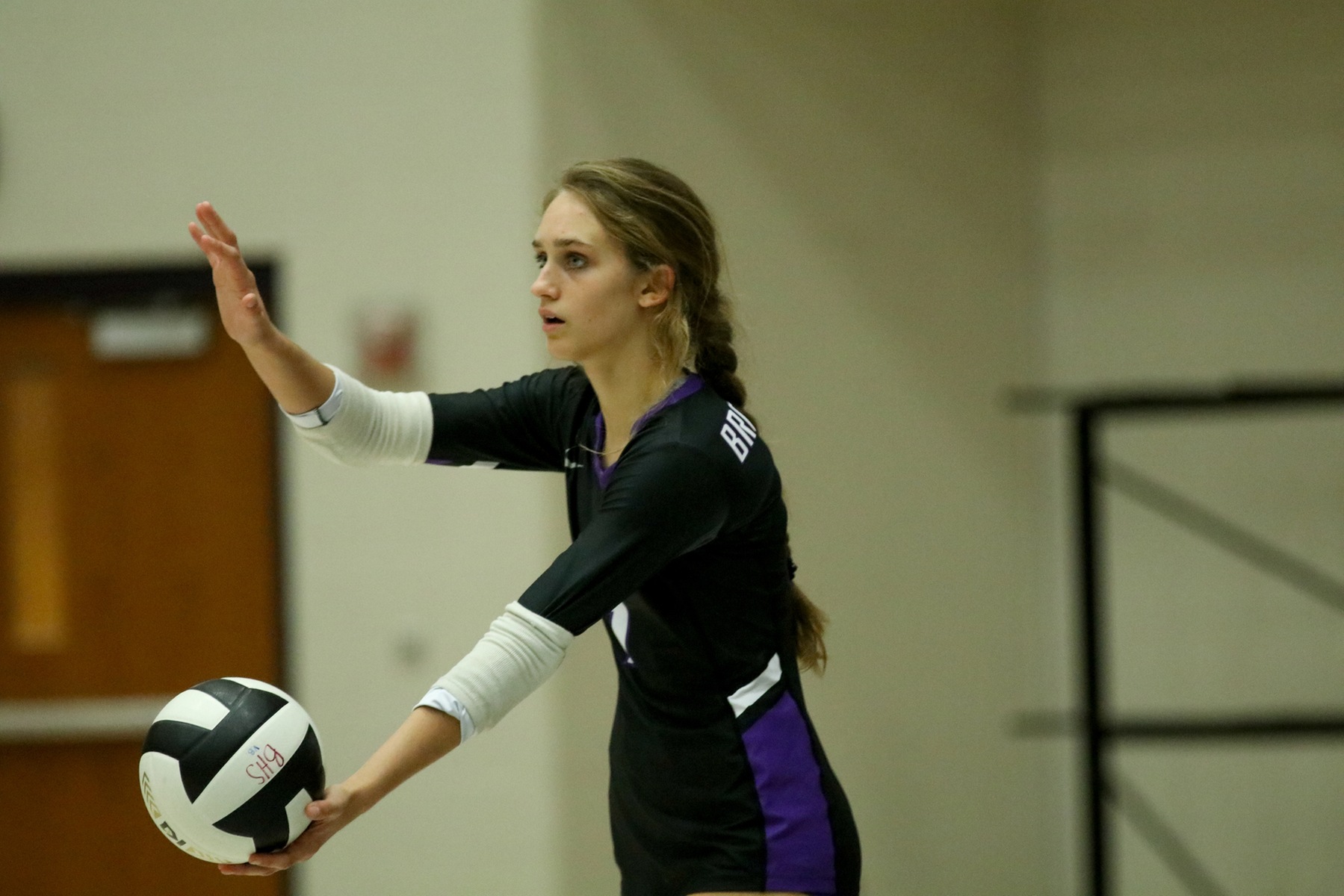 Volleyball Falls to Roncalli